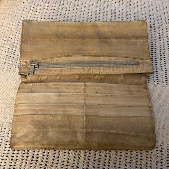 Genuine Eel Skin Wallet in Cream Color.. Not New.. used a few times.. - Picture 4 of 5